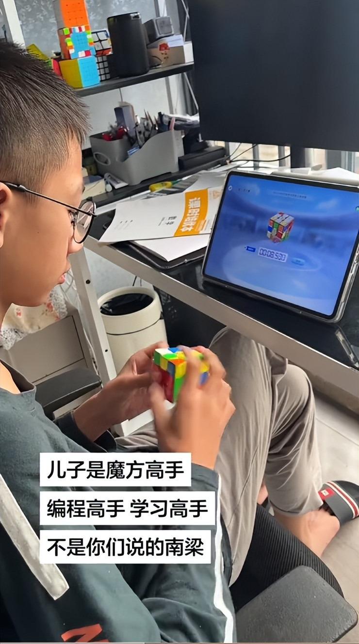 开云网站-“正常男生不会这样坐”，家长晒学霸儿子，被调侃：已预定图灵班